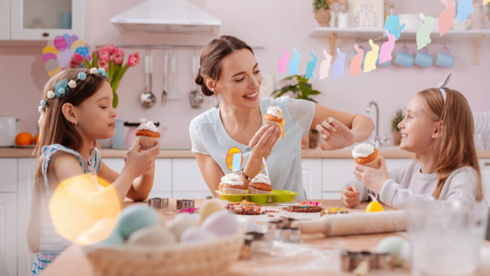 Jak przygotować ciasta wielkanocne z dziećmi? Pomysły na wspólne spędzenie czasu