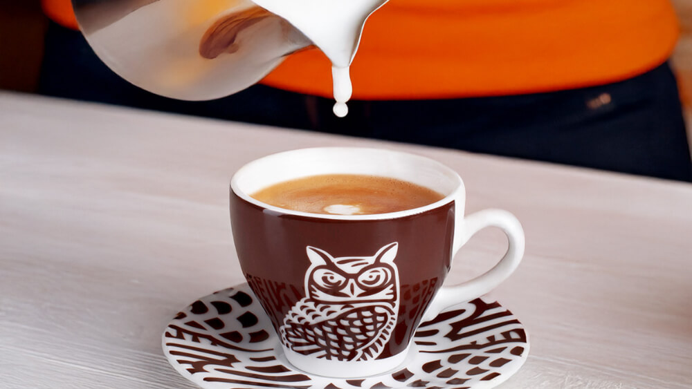 Sztuka parzenia idealnego flat white: sekrety baristów