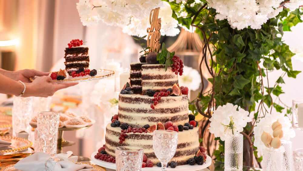 Jaki smak tortu weselnego na lato – sprawdź propozycje z Cukierni Sowa