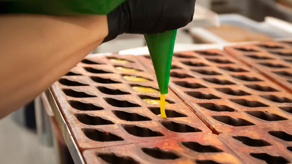 Jak powstają ręcznie robione praliny? Sekrety mistrzów czekolady