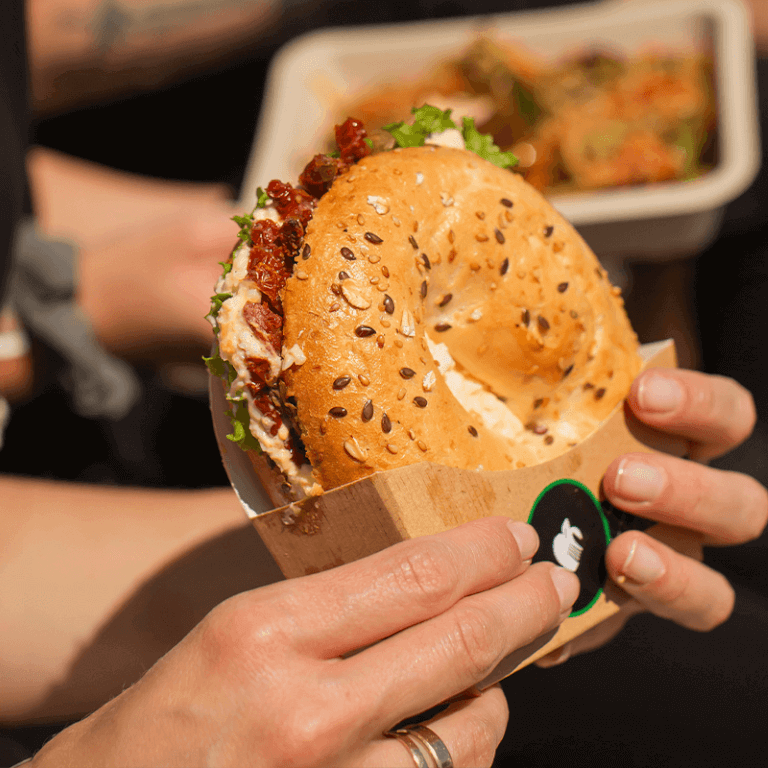 Bajgiel z pastą jajeczną i suszonym pomidorem - Bajgle - Sowa Bistro - Zdjęcie 1